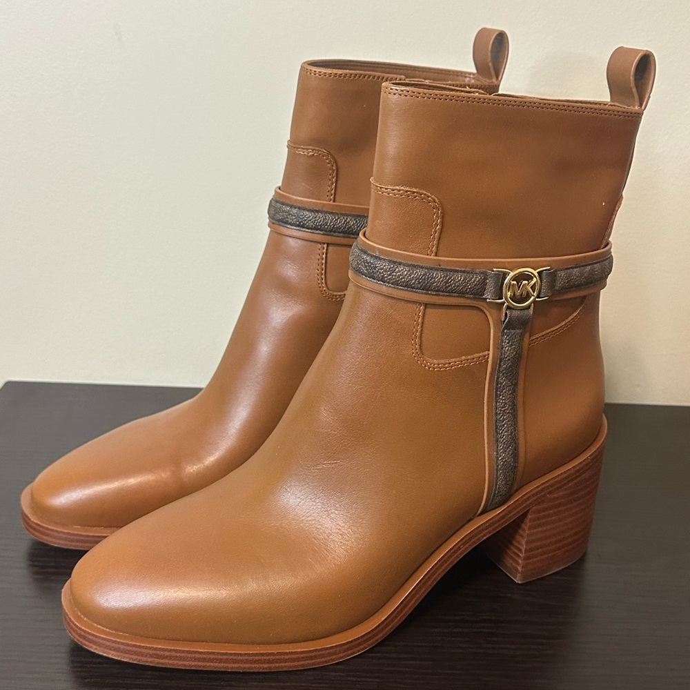 Michael Kors Mindy Block Heel Bootie Size 9